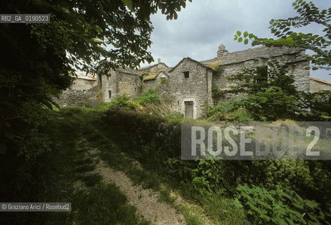 ( FRANCIA  )  LANGUEDOC-ROUSSILLON ALTIPIANO DEL LARZAC CAUSSE : VILLAGGIO DE LA BLAQUIERE CENTRO DELLA LOTTA DEI PASTORI  © 1999 Graziano Arici/Rosebud2 / GEO
