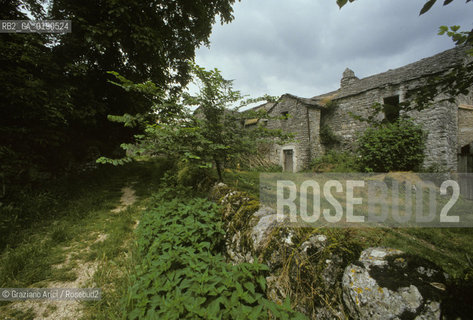 ( FRANCIA  )  LANGUEDOC-ROUSSILLON ALTIPIANO DEL LARZAC CAUSSE : VILLAGGIO DE LA BLAQUIERE CENTRO DELLA LOTTA DEI PASTORI  © 1999 Graziano Arici/Rosebud2 / GEO