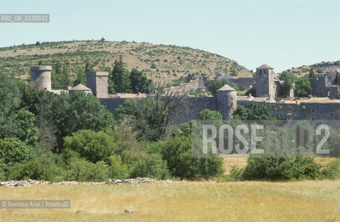 ( FRANCIA  )  LANGUEDOC-ROUSSILLON ALTIPIANO DEL LARZAC CAUSSE : LA CITTA TEMPLARE DELLA COUVERTOIRADE © 1999 Graziano Arici/Rosebud2 / GEO TEMPLARI