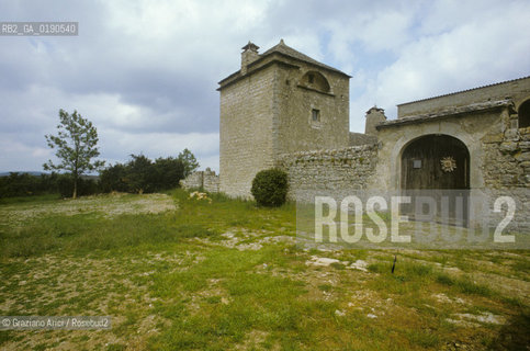 ( FRANCIA  )  LANGUEDOC-ROUSSILLON ALTIPIANO DEL LARZAC CAUSSE : FATTORIA FORTIFICATA © 1999 Graziano Arici/Rosebud2 / GEO .