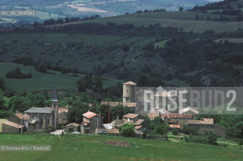 ( FRANCIA  )  LANGUEDOC-ROUSSILLON ALTIPIANO DEL LARZAC CAUSSE : STE-EULALIE-DE-CERNON © 1999 Graziano Arici/Rosebud2 / GEO .