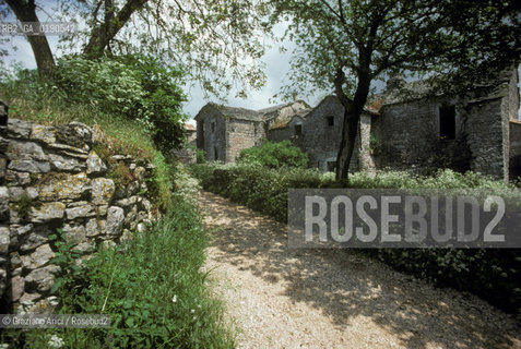 ( FRANCIA  )  LANGUEDOC-ROUSSILLON ALTIPIANO DEL LARZAC CAUSSE : VILLAGGIO DE LA BLAQUIERE CENTRO DELLA LOTTA DEI PASTORI  © 1999 Graziano Arici/Rosebud2 / GEO