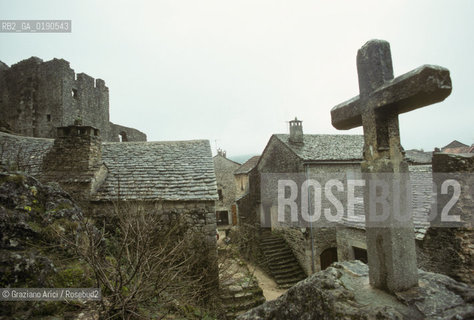 ( FRANCIA  )  LANGUEDOC-ROUSSILLON ALTIPIANO DEL LARZAC CAUSSE : LA CITTA TEMPLARE DELLA COUVERTOIRADE © 1999 Graziano Arici/Rosebud2 / GEO TEMPLARI