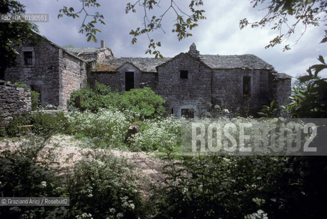 ( FRANCIA  )  LANGUEDOC-ROUSSILLON ALTIPIANO DEL LARZAC CAUSSE : VILLAGGIO DE LA BLAQUIERE CENTRO DELLA LOTTA DEI PASTORI  © 1999 Graziano Arici/Rosebud2 / GEO
