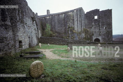 ( FRANCIA  )  LANGUEDOC-ROUSSILLON ALTIPIANO DEL LARZAC CAUSSE : LA CITTA TEMPLARE DELLA COUVERTOIRADE © 1999 Graziano Arici/Rosebud2 / GEO TEMPLARI CIMITERO