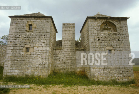 ( FRANCIA  )  LANGUEDOC-ROUSSILLON CAUSSE DU LARZAC : FATTORIA FORTIFICATA  © 1999 Graziano Arici/Rosebud2 / GEO