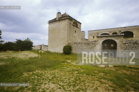 ( FRANCIA  )  LANGUEDOC-ROUSSILLON CAUSSE DU LARZAC : FATTORIA FORTIFICATA  © 1999 Graziano Arici/Rosebud2 / GEO
