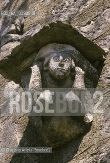 ( FRANCIA  )  LANGUEDOC-ROUSSILLON ALTIPIANO DEL LARZAC CAUSSE : CAPITELLO DELLA CHIESA DELLA CITTA TEMPLARE DELLA COUVERTOIRADE © 1999 Graziano Arici/Rosebud2 / GEO TEMPLARI MASCHERONE