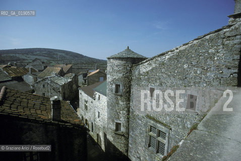 ( FRANCIA  )  LANGUEDOC-ROUSSILLON ALTIPIANO DEL LARZAC CAUSSE : LA CITTA TEMPLARE DELLA COUVERTOIRADE © 1999 Graziano Arici/Rosebud2 / GEO TEMPLARI