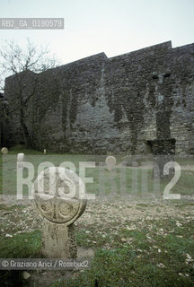 ( FRANCIA  )  LANGUEDOC-ROUSSILLON ALTIPIANO DEL LARZAC CAUSSE : CIMITERO DELLA CITTA TEMPLARE DELLA COUVERTOIRADE © 1999 Graziano Arici/Rosebud2 / GEO TEMPLARI DISCO