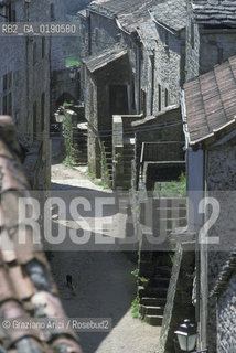 ( FRANCIA  )  LANGUEDOC-ROUSSILLON ALTIPIANO DEL LARZAC CAUSSE : LA CITTA TEMPLARE DELLA COUVERTOIRADE © 1999 Graziano Arici/Rosebud2 / GEO TEMPLARI