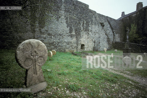 ( FRANCIA  )  LANGUEDOC-ROUSSILLON ALTIPIANO DEL LARZAC CAUSSE : CIMITERO DELLA CITTA TEMPLARE DELLA COUVERTOIRADE © 1999 Graziano Arici/Rosebud2 / GEO TEMPLARI DISCO