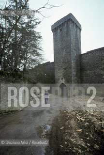 ( FRANCIA  )  LANGUEDOC-ROUSSILLON ALTIPIANO DEL LARZAC CAUSSE : LA CITTA TEMPLARE DELLA COUVERTOIRADE © 1999 Graziano Arici/Rosebud2 / GEO TEMPLARI