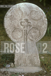 ( FRANCIA  )  LANGUEDOC-ROUSSILLON ALTIPIANO DEL LARZAC CAUSSE : CIMITERO DELLA CITTA TEMPLARE DELLA COUVERTOIRADE © 1999 Graziano Arici/Rosebud2 / GEO TEMPLARI DISCO