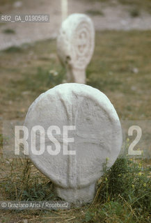 ( FRANCIA  )  LANGUEDOC-ROUSSILLON ALTIPIANO DEL LARZAC CAUSSE : CIMITERO DELLA CITTA TEMPLARE DELLA COUVERTOIRADE © 1999 Graziano Arici/Rosebud2 / GEO TEMPLARI DISCO