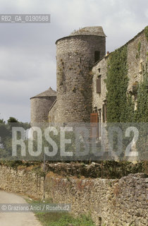( FRANCIA  )  LANGUEDOC-ROUSSILLON ALTIPIANO DEL LARZAC CAUSSE : LA CITTA TEMPLARE DELLA COUVERTOIRADE © 1999 Graziano Arici/Rosebud2 / GEO TEMPLARI