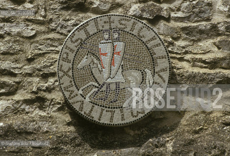 ( FRANCIA  )  LANGUEDOC-ROUSSILLON ALTIPIANO DEL LARZAC CAUSSE : LA CITTA TEMPLARE DELLA COUVERTOIRADE STEMMA TEMPLARE © 1999 Graziano Arici/Rosebud2 / GEO TEMPLARI