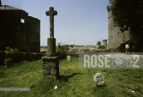 ( FRANCIA  )  LANGUEDOC-ROUSSILLON ALTIPIANO DEL LARZAC CAUSSE : CIMITERO DELLA CITTA TEMPLARE DELLA COUVERTOIRADE © 1999 Graziano Arici/Rosebud2 / GEO TEMPLARI