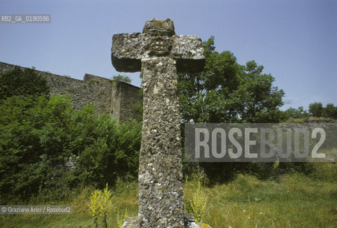 ( FRANCIA  )  LANGUEDOC-ROUSSILLON ALTIPIANO DEL LARZAC CAUSSE : LA CITTA TEMPLARE DELLA COUVERTOIRADE © 1999 Graziano Arici/Rosebud2 / GEO TEMPLARI CROCE