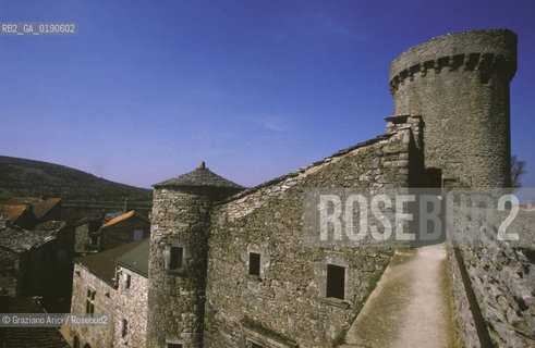 ( FRANCIA  )  LANGUEDOC-ROUSSILLON ALTIPIANO DEL LARZAC CAUSSE : LA CITTA TEMPLARE DELLA COUVERTOIRADE © 1999 Graziano Arici/Rosebud2 / GEO TEMPLARI