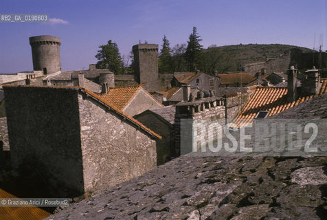 ( FRANCIA  )  LANGUEDOC-ROUSSILLON ALTIPIANO DEL LARZAC CAUSSE : LA CITTA TEMPLARE DELLA COUVERTOIRADE © 1999 Graziano Arici/Rosebud2 / GEO TEMPLARI