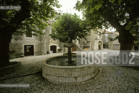 ( FRANCIA  )  LANGUEDOC-ROUSSILLON ALTIPIANO DEL LARZAC CAUSSE : LA CITTA TEMPLARE DI STE-EULALIE-DE-CERNON © 1999 Graziano Arici/Rosebud2 / GEO TEMPLARI