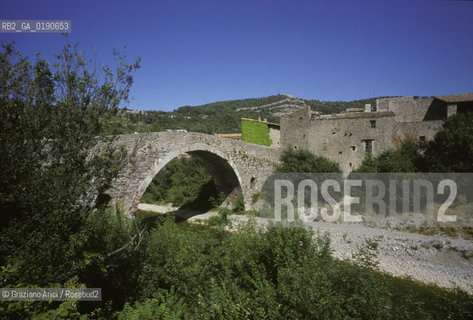 ( FRANCIA  )  LANGUEDOC-ROUSSILLON PONTE ROMANICO © 1999 Graziano Arici/Rosebud2 / GEO