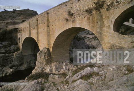 ( FRANCIA  )  LANGUEDOC-ROUSSILLON PONTE DEL DIAVOLO SUL FIUME HERAULT © 1999 Graziano Arici/Rosebud2 / GEO ROMANICO