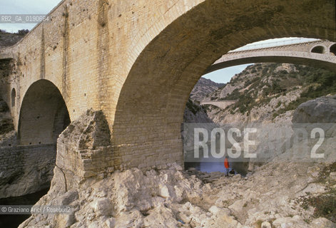 ( FRANCIA  )  LANGUEDOC-ROUSSILLON PONTE DEL DIAVOLO SUL FIUME HERAULT © 1999 Graziano Arici/Rosebud2 / GEO ROMANICO