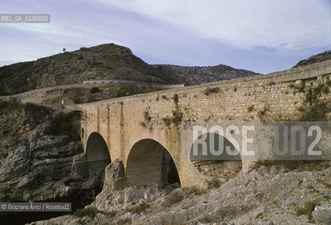 ( FRANCIA  )  LANGUEDOC-ROUSSILLON PONTE DEL DIAVOLO SUL FIUME HERAULT © 1999 Graziano Arici/Rosebud2 / GEO ROMANICO
