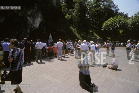 ( FRANCIA  )  MIDI-PYRENEES LOURDES : PREGHIERA DAVANTI ALLA GROTTA MIRACOLOSA  © 1999 Graziano Arici/Rosebud2 / GEO PELLEGRINAGGIO