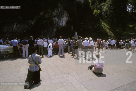 ( FRANCIA  )  MIDI-PYRENEES LOURDES : PREGHIERA DAVANTI ALLA GROTTA MIRACOLOSA  © 1999 Graziano Arici/Rosebud2 / GEO PELLEGRINAGGIO
