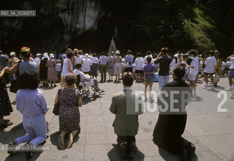 ( FRANCIA  )  MIDI-PYRENEES LOURDES : PREGHIERA DAVANTI ALLA GROTTA MIRACOLOSA  © 1999 Graziano Arici/Rosebud2 / GEO PELLEGRINAGGIO