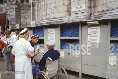 ( FRANCIA  )  MIDI-PYRENEES LOURDES : PELLEGRINI  © 1999 Graziano Arici/Rosebud2 / GEO PELLEGRINAGGIO CANDELA