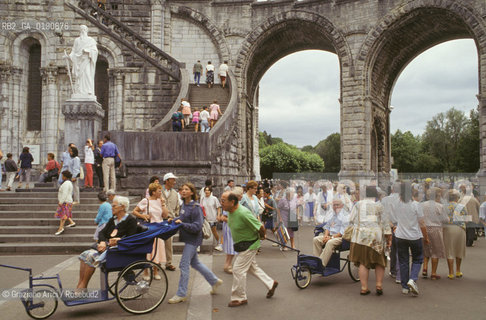 ( FRANCIA  )  MIDI-PYRENEES LOURDES : PELLEGRINI  © 1999 Graziano Arici/Rosebud2 / GEO PELLEGRINAGGIO