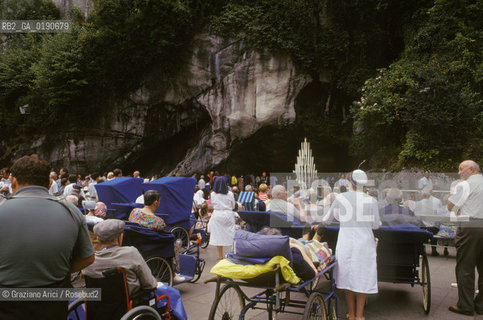 ( FRANCIA  )  MIDI-PYRENEES LOURDES : PREGHIERA DAVANTI ALLA GROTTA MIRACOLOSA  © 1999 Graziano Arici/Rosebud2 / GEO PELLEGRINAGGIO PELLEGRINI