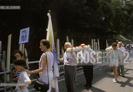 ( FRANCIA  )  MIDI-PYRENEES LOURDES : PELLEGRINI  © 1999 Graziano Arici/Rosebud2 / GEO PELLEGRINAGGIO CANDELA