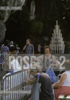 ( FRANCIA  )  MIDI-PYRENEES LOURDES : PREGHIERA DAVANTI ALLA GROTTA MIRACOLOSA  © 1999 Graziano Arici/Rosebud2 / GEO PELLEGRINAGGIO