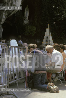 ( FRANCIA  )  MIDI-PYRENEES LOURDES : PREGHIERA DAVANTI ALLA GROTTA MIRACOLOSA  © 1999 Graziano Arici/Rosebud2 / GEO PELLEGRINAGGIO