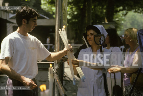 ( FRANCIA  )  MIDI-PYRENEES LOURDES : PELLEGRINI  © 1999 Graziano Arici/Rosebud2 / GEO PELLEGRINAGGIO CANDELA
