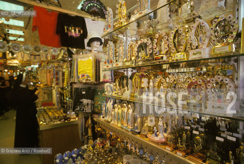 ( FRANCIA  )  MIDI-PYRENEES LOURDES : SOUVENIR RELIGIOSI  © 1999 Graziano Arici/Rosebud2 / GEO PELLEGRINAGGIO TURISTI TURISMO