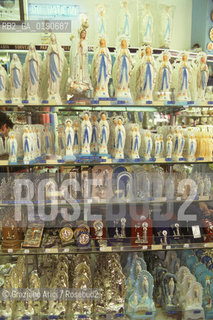 ( FRANCIA  )  MIDI-PYRENEES LOURDES : SOUVENIR RELIGIOSI  © 1999 Graziano Arici/Rosebud2 / GEO PELLEGRINAGGIO TURISTI TURISMO