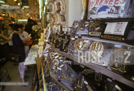( FRANCIA  )  MIDI-PYRENEES LOURDES : SOUVENIR RELIGIOSI  © 1999 Graziano Arici/Rosebud2 / GEO PELLEGRINAGGIO TURISTI TURISMO