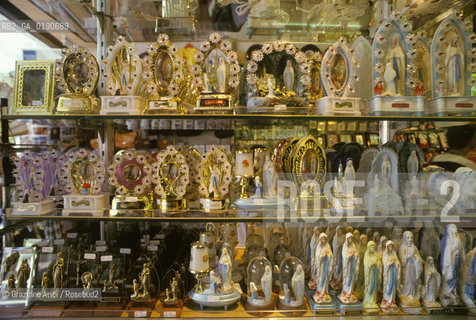 ( FRANCIA  )  MIDI-PYRENEES LOURDES : SOUVENIR RELIGIOSI  © 1999 Graziano Arici/Rosebud2 / GEO PELLEGRINAGGIO TURISTI TURISMO