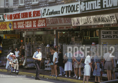 ( FRANCIA  )  MIDI-PYRENEES LOURDES : SOUVENIR RELIGIOSI  © 1999 Graziano Arici/Rosebud2 / GEO PELLEGRINAGGIO TURISTI TURISMO