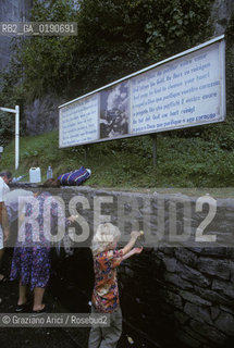 ( FRANCIA  )  MIDI-PYRENEES LOURDES : SORGENTI DI ACQUA MIRACOLOSA  © 1999 Graziano Arici/Rosebud2 / GEO PELLEGRINAGGIO