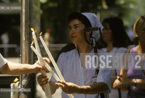 ( FRANCIA  )  MIDI-PYRENEES LOURDES : PELLEGRINI  © 1999 Graziano Arici/Rosebud2 / GEO PELLEGRINAGGIO CANDELA