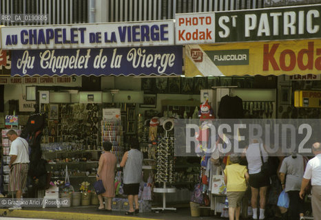 ( FRANCIA  )  MIDI-PYRENEES LOURDES : SOUVENIR RELIGIOSI  © 1999 Graziano Arici/Rosebud2 / GEO PELLEGRINAGGIO TURISTI TURISMO