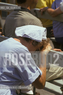 ( FRANCIA  )  MIDI-PYRENEES LOURDES : PREGHIERA DAVANTI ALLA GROTTA MIRACOLOSA  © 1999 Graziano Arici/Rosebud2 / GEO PELLEGRINAGGIO
