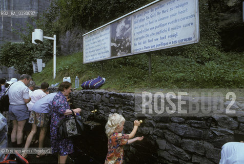 ( FRANCIA  )  MIDI-PYRENEES LOURDES : SORGENTI DI ACQUA MIRACOLOSA  © 1999 Graziano Arici/Rosebud2 / GEO PELLEGRINAGGIO